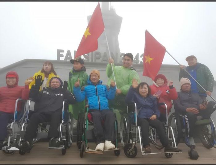 Chị Huế từng đồng hành cùng đoàn người khuyết tật chinh phục Fansipan, giúp các thành viên có thêm trải nghiệm và thử sức với những hành trình mới.