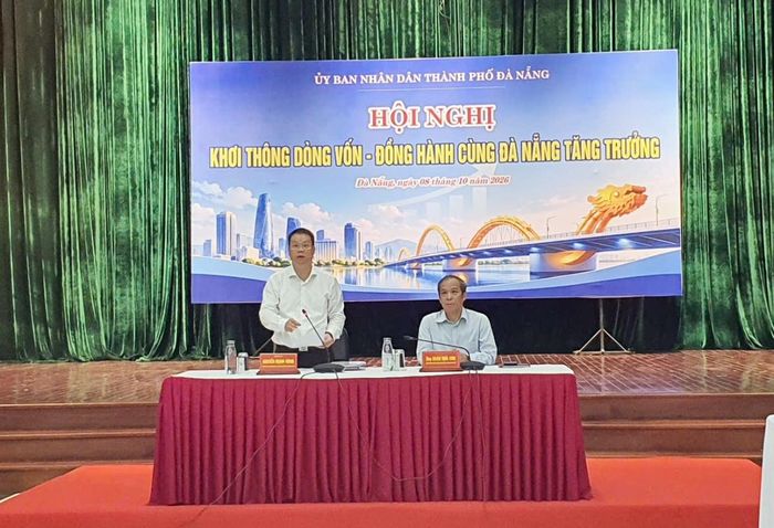 Phó Thống đốc Thường trực NHNN Đoàn Thái Sơn (bên phải) đồng chủ trì hội nghị cùng Chủ tịch UBND TP. Đà Nẵng Nguyễn Mạnh Hùng (Ảnh: C. Thái)