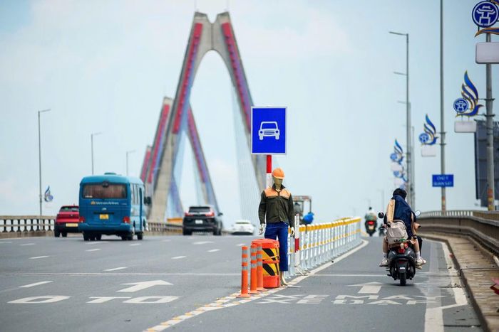 Trên cầu được phân làn cho ô tô - xe máy.