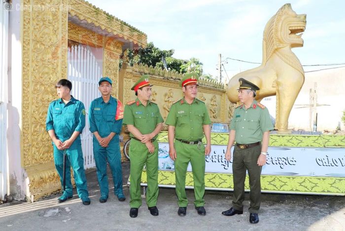 Đại tá Huỳnh Hoài Hận, Phó Giám đốc Công an TP Cần Thơ kiểm tra công tác bảo đảm ANTT Lễ Sene Dolta tại chùa Đay Om Pu, ấp Phú Giao, xã Gia Hòa.