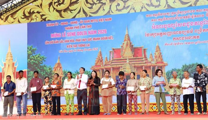 Lãnh đạo TP Cần Thơ tặng quà chùa Đay Om Pu, gia đình khó khăn và học bổng cho học sinh là đồng bào Khmer xã Gia Hòa.