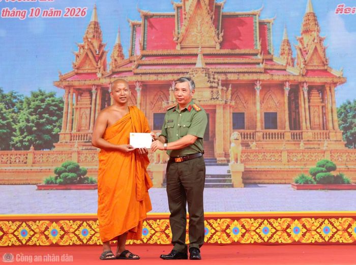 Đại tá Huỳnh Hoài Hận, Phó Giám đốc Công an TP Cần Thơ tặng quà chùa Đay Om Pu.