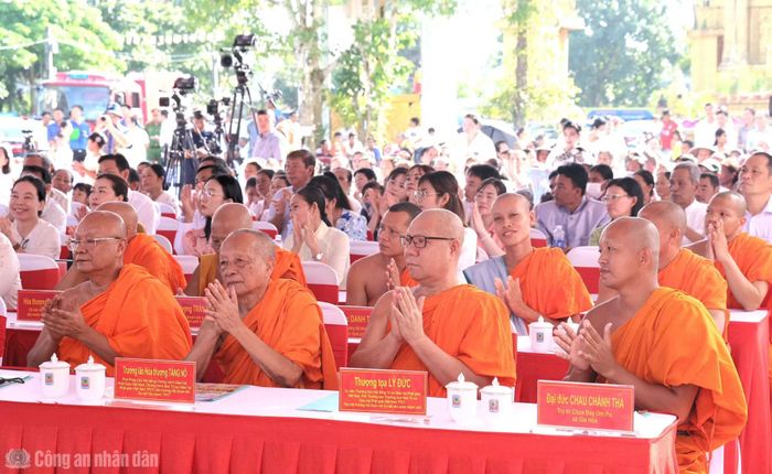 Các đại biểu tham dự Lễ Sene Dolta tại chùa Đay Om Pu, ấp Phú Giao, xã Gia Hòa.