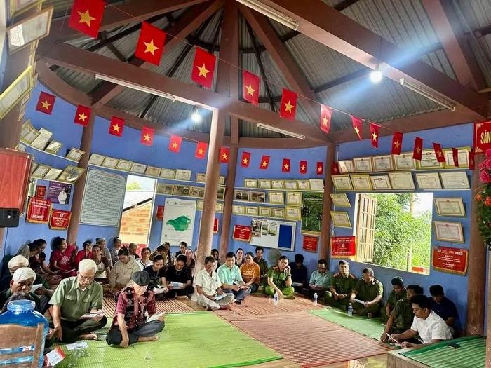 Công an xã Nam Đông phối hợp với Phòng An ninh điều tra Công an TP Huế tổ chức tuyên truyền, phổ biến pháp luật về phòng ngừa các hành vi mua bán, tàng trữ, sử dụng trái phép vũ khí quân dụng tại thôn Ta Rinh.