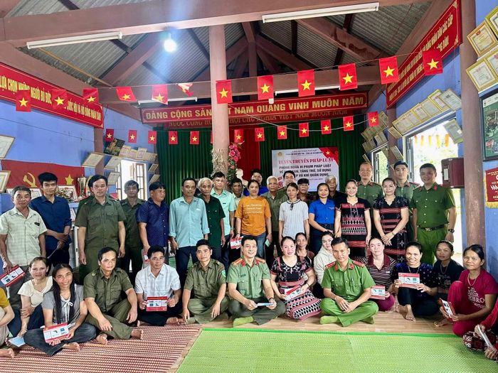 Phát tờ rơi, tuyên truyền lưu động các quy định về quản lý, sử dụng vũ khí, vật liệu nổ, công cụ hỗ trợ đến từng bản làng ở xã Nam Đông.