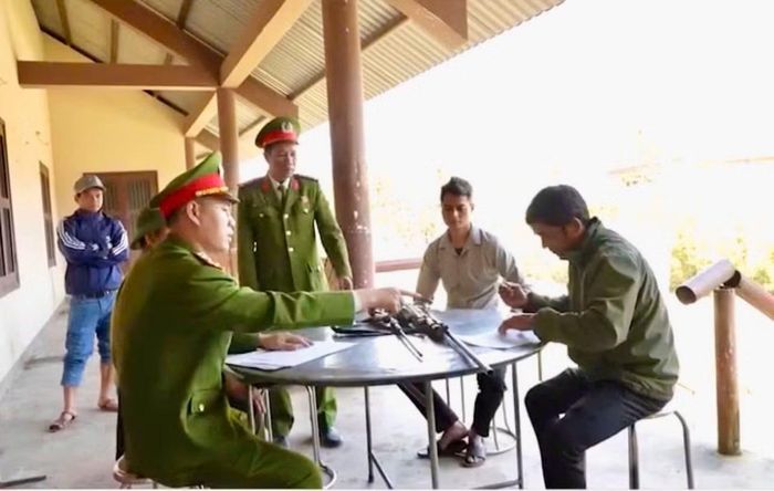 Lan tỏa hành động người dân miền núi xã Nam Đông tự nguyện đến cơ quan chức năng giao nộp súng tự chế.