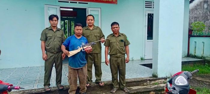Nhờ bám sát địa bàn và tích cực tuyên truyền, nhiều người dân ở xã Nam Đông đã tự nguyện giao nộp nhiều súng tự chế.