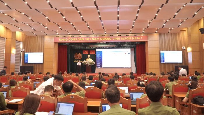 Hội nghị tập huấn được tổ chức theo hướng thiết thực, lấy người sử dụng làm trung tâm, kết hợp hướng dẫn nghiệp vụ với thực hành trực tiếp trên phần mềm. 