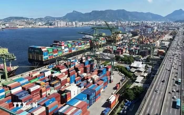 Theo Tổng Giám đốc IMF Kristalina Georgieva, kinh tế thế giới đang đối mặt với những thách thức đan xen, khi xung đột địa chính trị đẩy giá năng lượng và lạm phát gia tăng, còn làn sóng đầu tư vào AI vừa mở ra động lực tăng trưởng mới, vừa tiềm ẩn nguy cơ gây bất ổn kinh tế. Ảnh: Xinhua/TTXVN