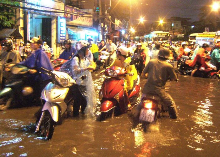 Mưa lớn và triều cường gây kẹt xe trong đêm.