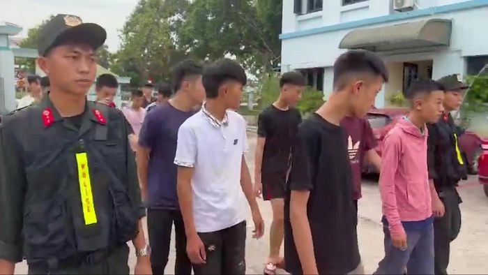 Hành vi tụ tập thành nhóm, sử dụng hung khí, đuổi đánh nhau hoặc gây náo loạn nơi công cộng có thể bị xem xét xử lý hình sự tội "Gây rối trật tự công cộng".