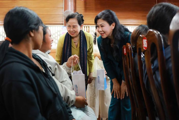  Phu nhân Ngô Phương Ly thăm hỏi, tặng quà cho phụ nữ mang thai người Jrai thuộc hộ nghèo, cận nghèo và gia đình khó khăn tại xã Gào. 