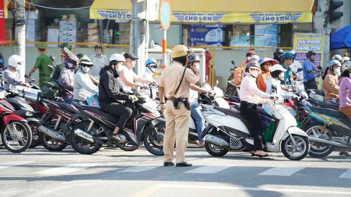 Lực lượng chức năng triển khai phương án bảo đảm an ninh, an toàn trên toàn tuyến đường đoàn xe đưa hài cốt liệt sĩ đến an táng tại Nghĩa trang Liệt sĩ TP Hồ Chí Minh.