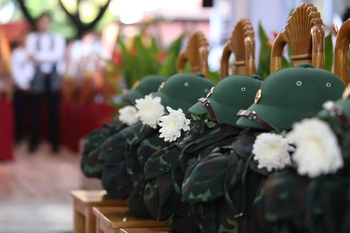 Ba lô cùng hoa trắng đặt ở dãy ghế đặc biệt tri ân anh linh các Anh hùng liệt sĩ tại Công viên văn hóa Lê Thị Riêng.