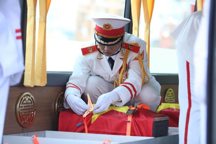 Các chiến sĩ chuẩn bị đưa hài cốt các anh hùng liệt sĩ về Nghĩa trang Liệt sĩ TP Hồ Chí Minh.
