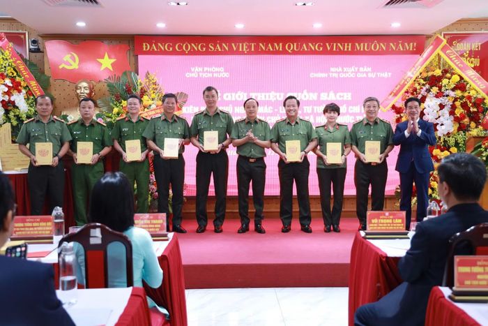 Các đại biểu trân trọng đón nhận cuốn sách của cố Chủ tịch nước Trần Đại Quang.