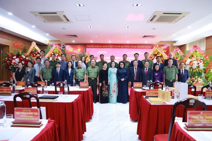 Các đồng chí lãnh đạo, đại diện gia đình cố Chủ tịch nước Trần Đại Quang cùng các đại biểu tại lễ ra mắt sách ngày 12/10.