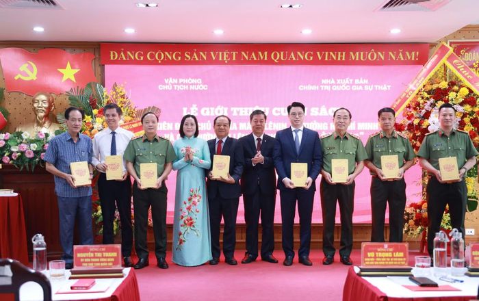Phó Chủ tịch Quốc hội Nguyễn Thị Thanh cùng Ban tổ chức trao sách tặng các đại biểu dự buổi lễ.