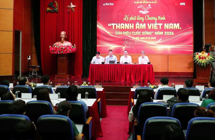 Ban tổ chức trao đổi thông tin chi tiết về chương trình.