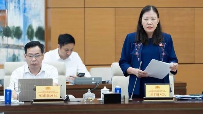 Chủ nhiệm Uỷ ban Dân nguyện và Giám sát Lê Thị Nga trình bày báo cáo tại phiên họp.