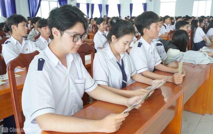 Lực lượng đoàn viên thanh niên phát tờ rơi tuyên truyền phòng chống mua bán người tại buổi tuyên truyền.