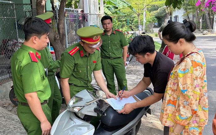 Trong các ca tuần tra bảo vệ ANTT Công an xã Vạn Thắng thường xuyên chú trọng công tác tuyên truyền pháp luật về phòng chống ma túy.