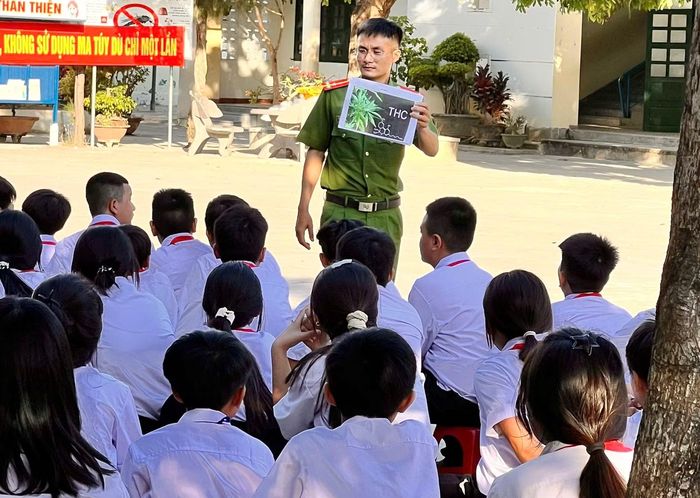 Công an xã Vạn Thắng tuyên truyền pháp luật về phòng chống ma túy tại các trường học ở địa phương.