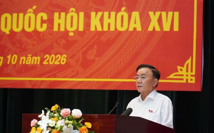 Thường trực Ban Bí thư Trần Cẩm Tú phát biểu tại hội nghị tiếp xúc cử tri.