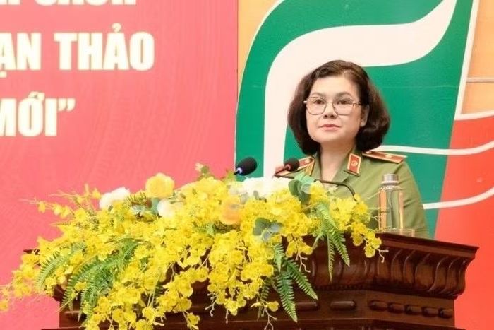 Thiếu tướng Ngô Hoài Thu, Phó Cục trưởng Cục Công tác chính trị phát biểu tham luận tại hội thảo.