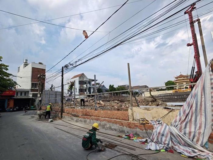 Đoạn tường rào bị đổ đang được chủ đầu tư xây dựng lại.