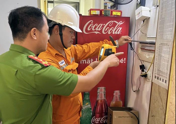 Tổ công tác sử dụng thiết bị chuyên dụng kiểm tra hệ thống điện.