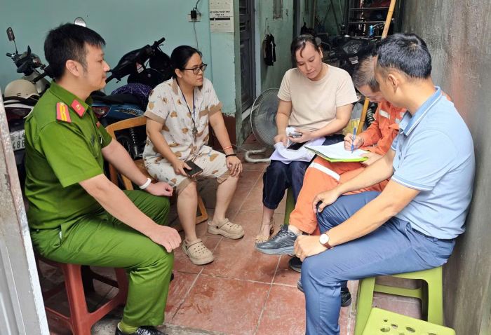 Tổ công tác đang tư vấn, hướng dẫn miễn phí cho chủ cơ sở các biện pháp sử dụng điện an toàn, phòng chống cháy, nổ do sự cố điện gây ra.