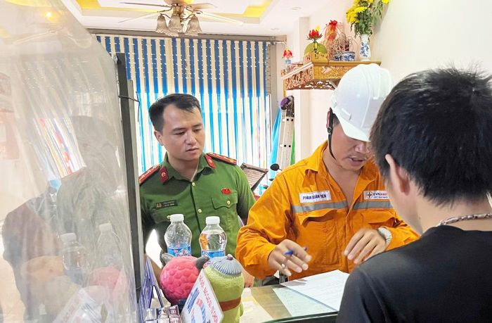 Tổ công tác hướng dẫn, tư vấn người dân các biện pháp sử dụng điện an toàn.