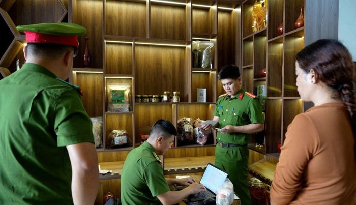 Cơ quan điều tra khám xét bên trong cửa hàng Già làng Tây Nguyên.