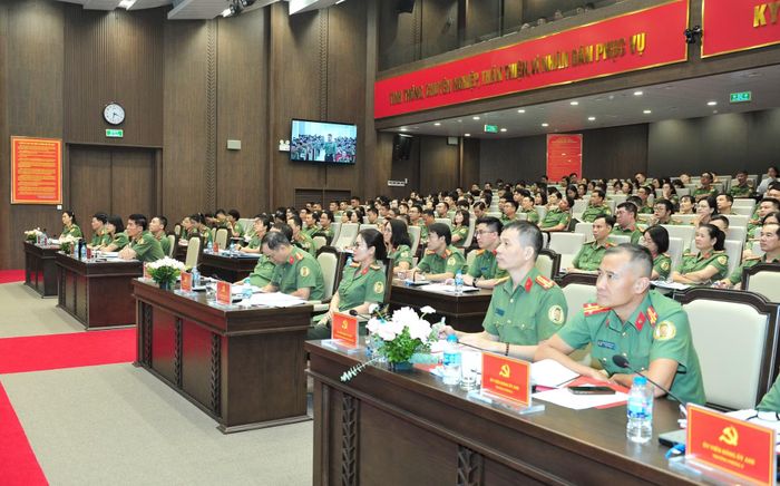 Lãnh đạo và CBCS Cục Quản lý xuất nhập cảnh tại hội nghị.