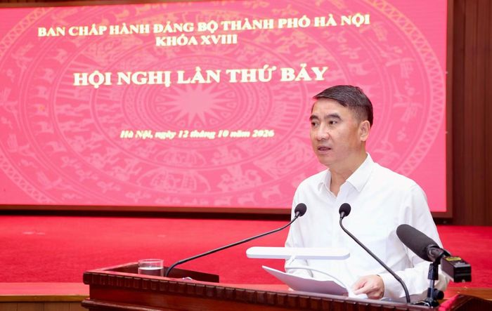 Phó Chủ tịch UBND TP Hà Nội Nguyễn Xuân Lưu báo cáo về tình hình tăng trưởng của thành phố 9 tháng đầu năm.