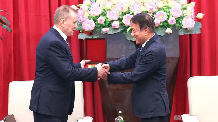 Bộ trưởng Lương Tam Quang tặng quà lưu niệm Đại tướng Arkady Aleksandrovich Gostev.