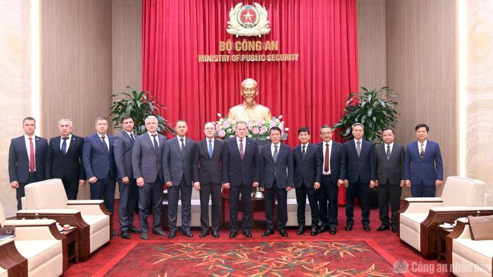 Bộ trưởng Lương Tam Quang và Đại tướng Arkady Aleksandrovich Gostev cùng các đại biểu.