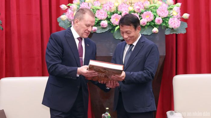 Đại tướng Arkady Aleksandrovich Gostev tặng quà lưu niệm Bộ trưởng Lương Tam Quang.