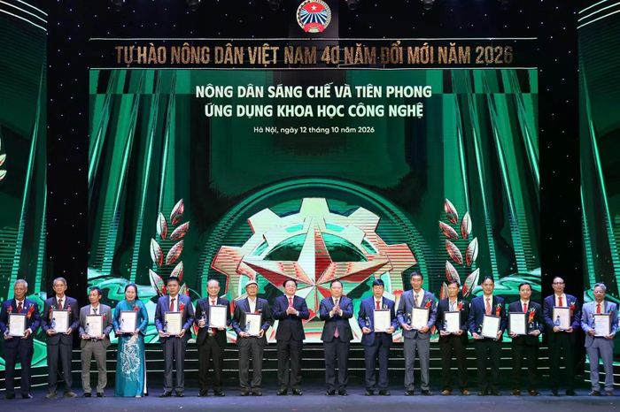 Nhóm "Nông dân tiêu biểu trong sáng chế và tiên phong ứng dụng khoa học công nghệ” nhận biểu trưng và chứng nhận.