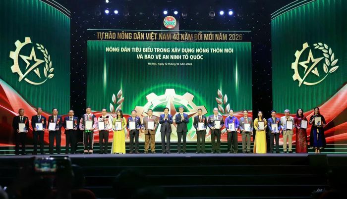 Nhóm “Nông dân tiêu biểu trong xây dựng nông thôn mới và bảo vệ an ninh tổ quốc” nhận biểu trưng và chứng nhận.
