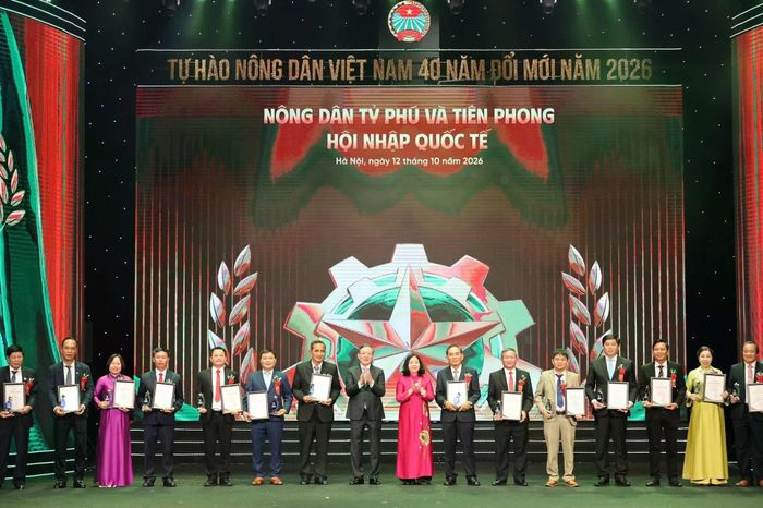 Đồng chí Bùi Thị Minh Hoài, Bí thư Trung ương Đảng, Bí thư Đảng ủy Mặt trận và các đoàn thể Trung ương, Chủ tịch Ủy ban Trung ương Mặt trận Tổ quốc Việt Nam cùng đồng chí Lương Quốc Đoàn, Phó Chủ tịch Ủy ban Trung ương MTTQ Việt Nam, Chủ tịch BCH Trung ương Hội Nông dân Việt Nam cùng lên sân khấu trao biểu trưng và chứng nhận cho nhóm “Nông dân tỷ phú và tiên phong hội nhập quốc tế”.