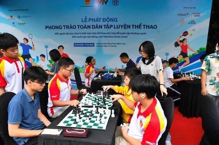 Học sinh tham gia trải nghiệm môn cờ vua.