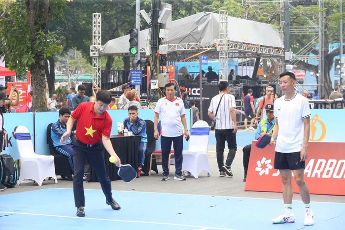 Người tham gia giao lưu, trải nghiệm môn pickleball tại khu vực hồ Hoàn Kiếm.