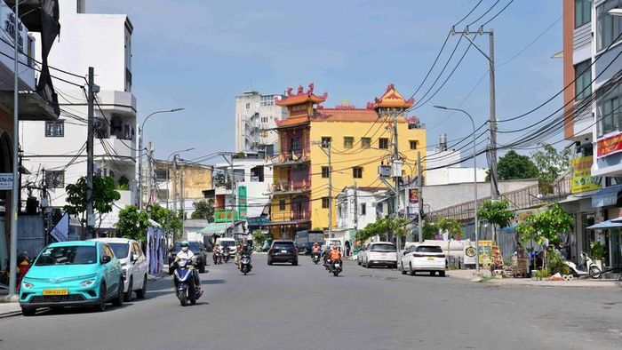 Đường Chu Văn An thông thoáng, chờ hoàn thiện kẻ vạch và tổ chức phân luồng giao thông.