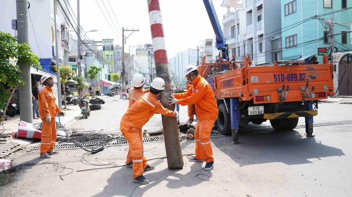 Trụ điện được cẩu hạ và thu hồi khỏi mặt đường Chu Văn An.