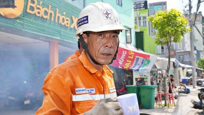 Anh Bùi Ngọc Thanh - nhân viên Công ty Điện lực Gia Định tranh thủ uống vội ly nước giữa trưa nắng sau nhiều giờ làm việc.