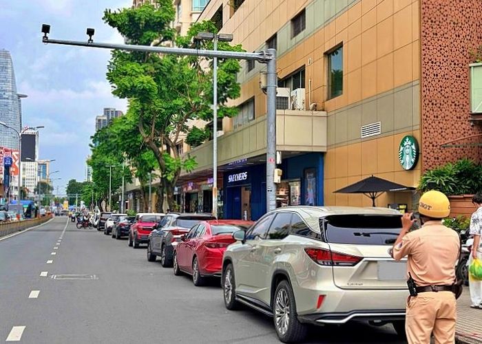 Cán bộ Đội Cảnh sát guiao thông Bến Thành (Phòng Cảnh sát giao thông, Công an Thành phố Hồ Chí Minh) ghi nhận hình ảnh phương tiện vi phạm qua camera. Ảnh: CATPHCM