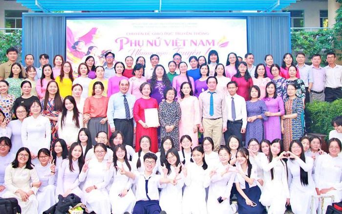 Nguyên Phó Chủ tịch nước Trương Mỹ Hoa và thầy trò Trường THPT Phú Nhuận, phường Phú Nhuận, Thành phố Hồ Chí Minh.