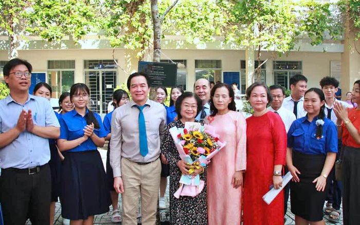 Nguyên Phó Chủ tịch nước Trương Mỹ Hoa, Hiệu trưởng Trường THPT Phú Nhuận Trần Công Tuấn và giáo viên học sinh của nhà trường,